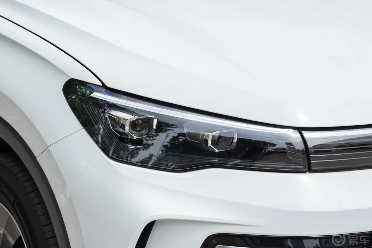 途观LPro 380TSI 两驱智行版大灯侧45度俯拍