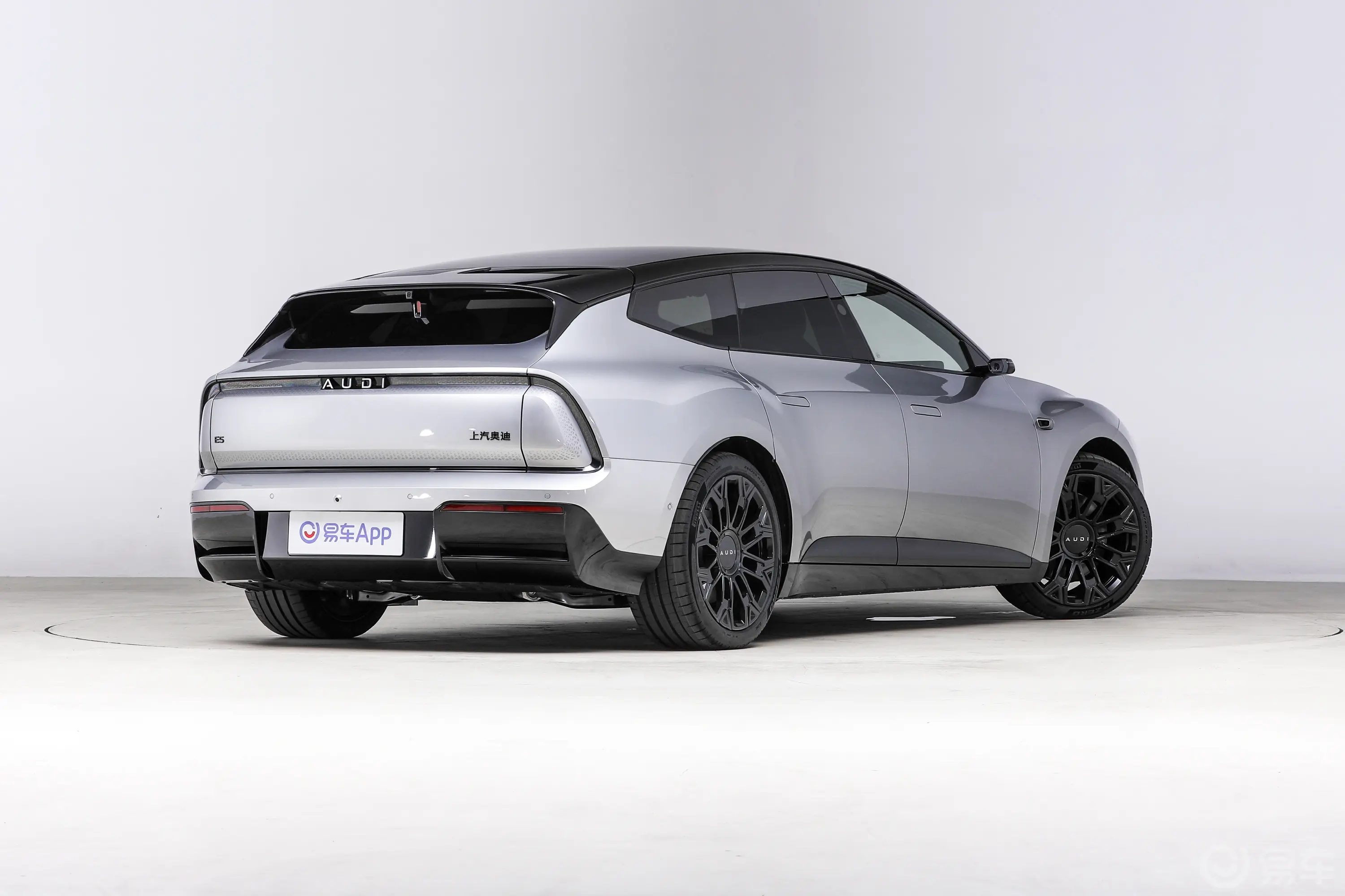 奥迪E5 Sportback标准版侧后45度车头向右水平