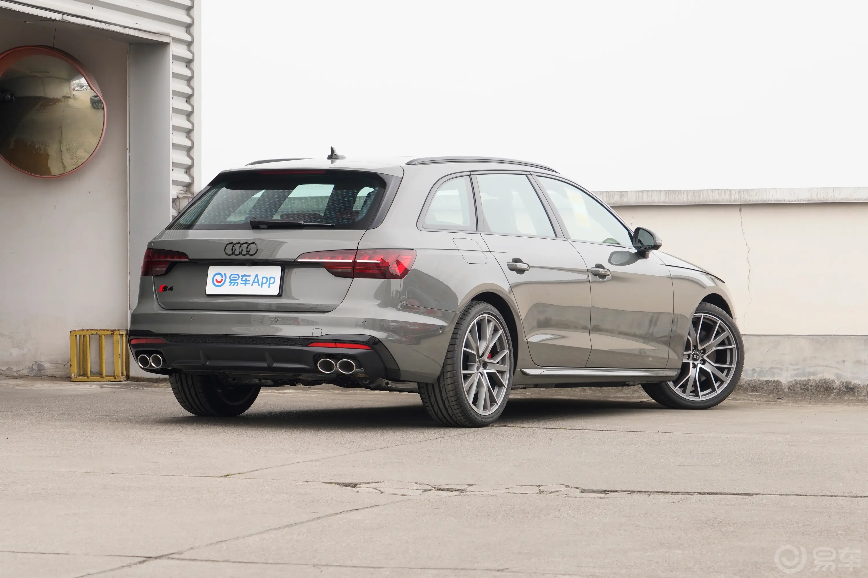 奥迪S4Avant 3.0T侧后45度车头向右水平