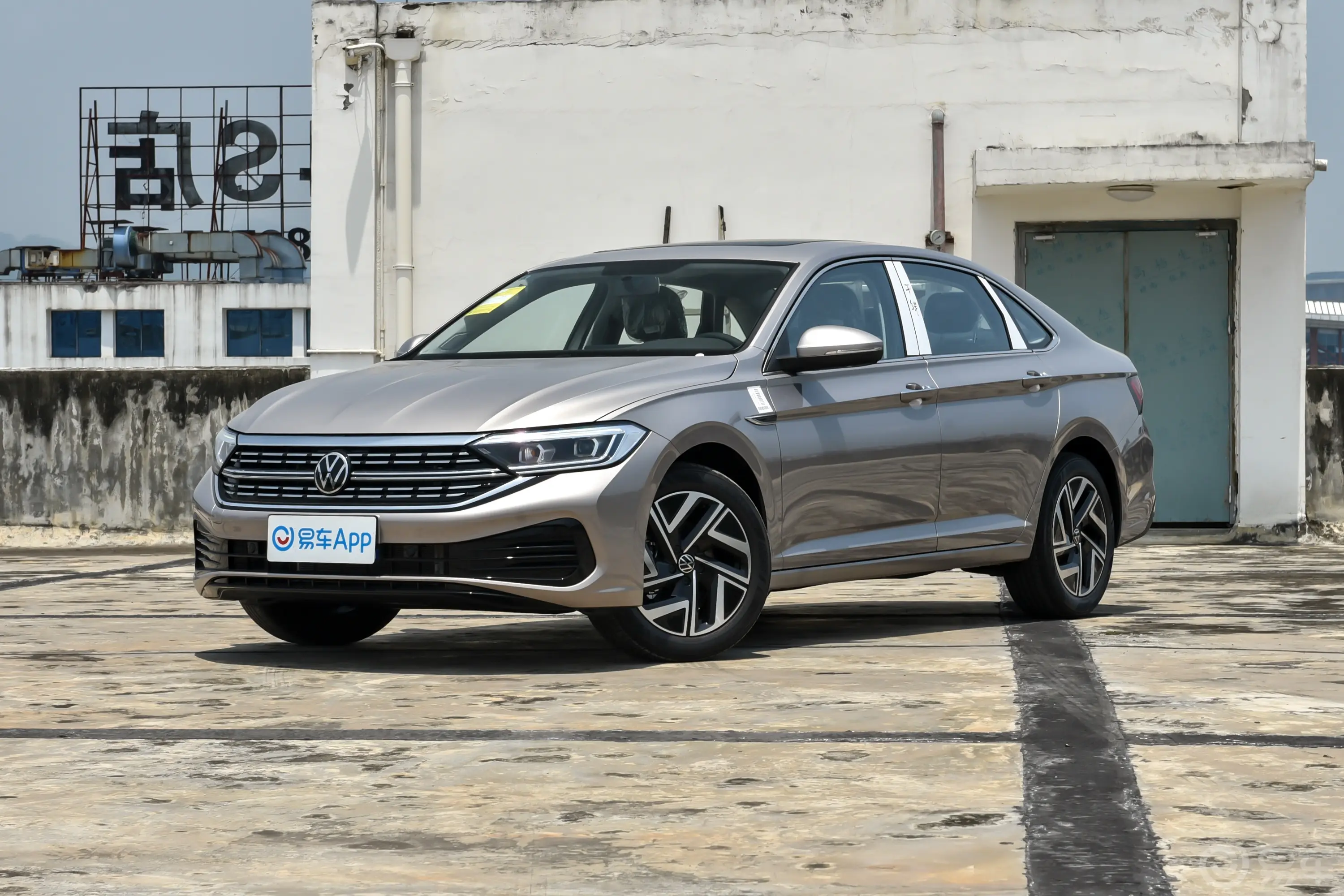速腾改款2 300TSI 双离合超越版侧前45度车头向左水平