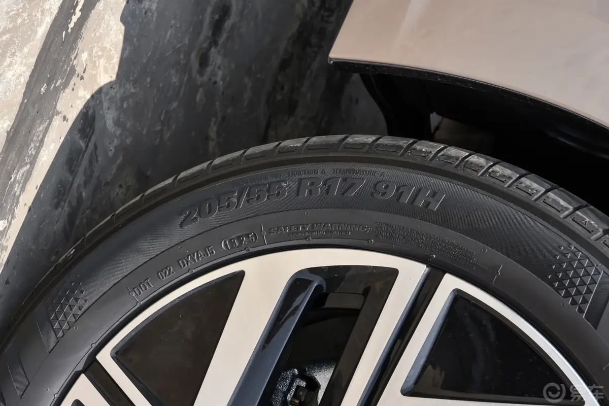 速腾改款2 300TSI 双离合超越版前轮胎尺寸