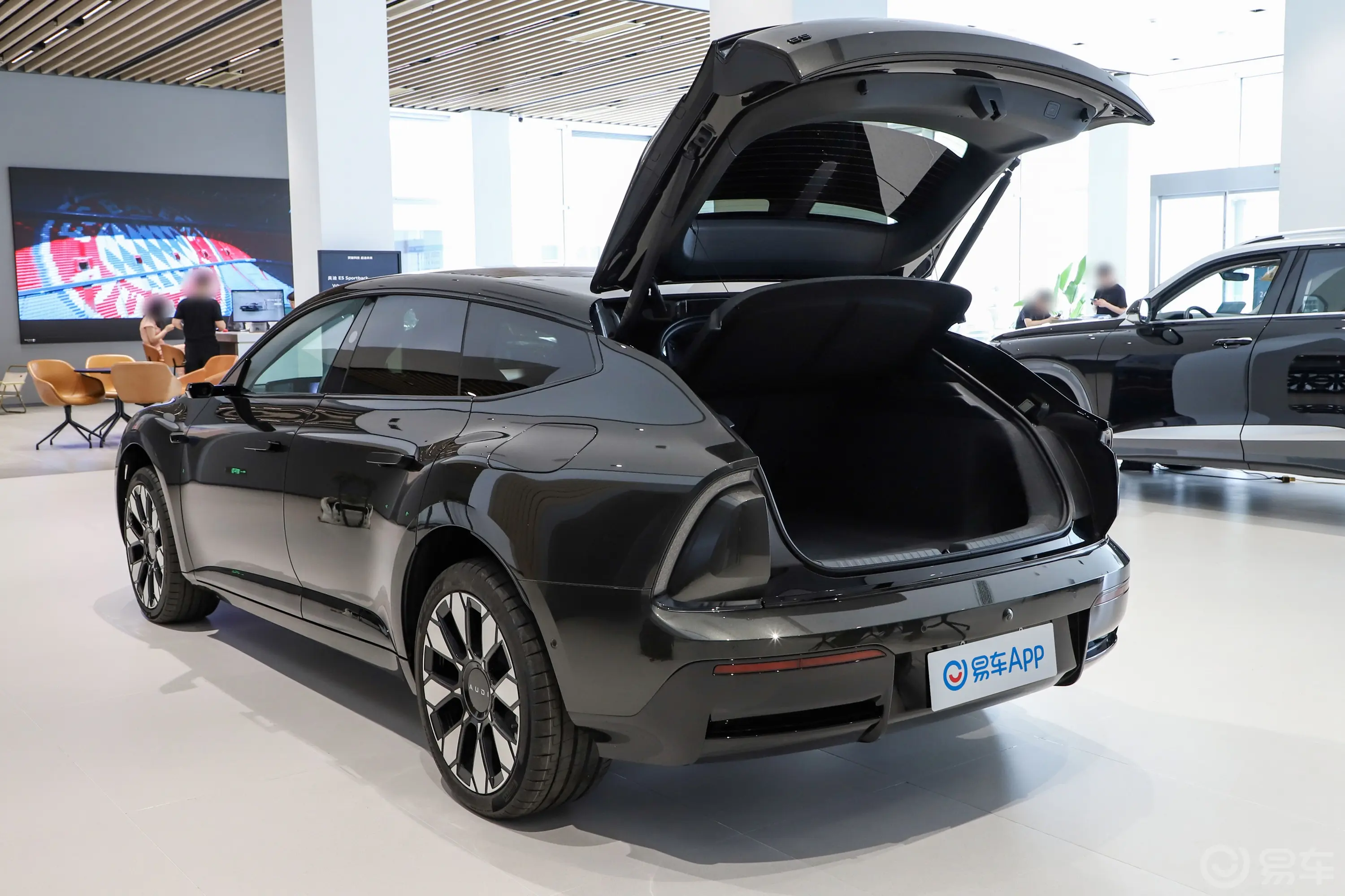 奥迪E5 Sportback两驱标准版后备厢开启45度侧拍