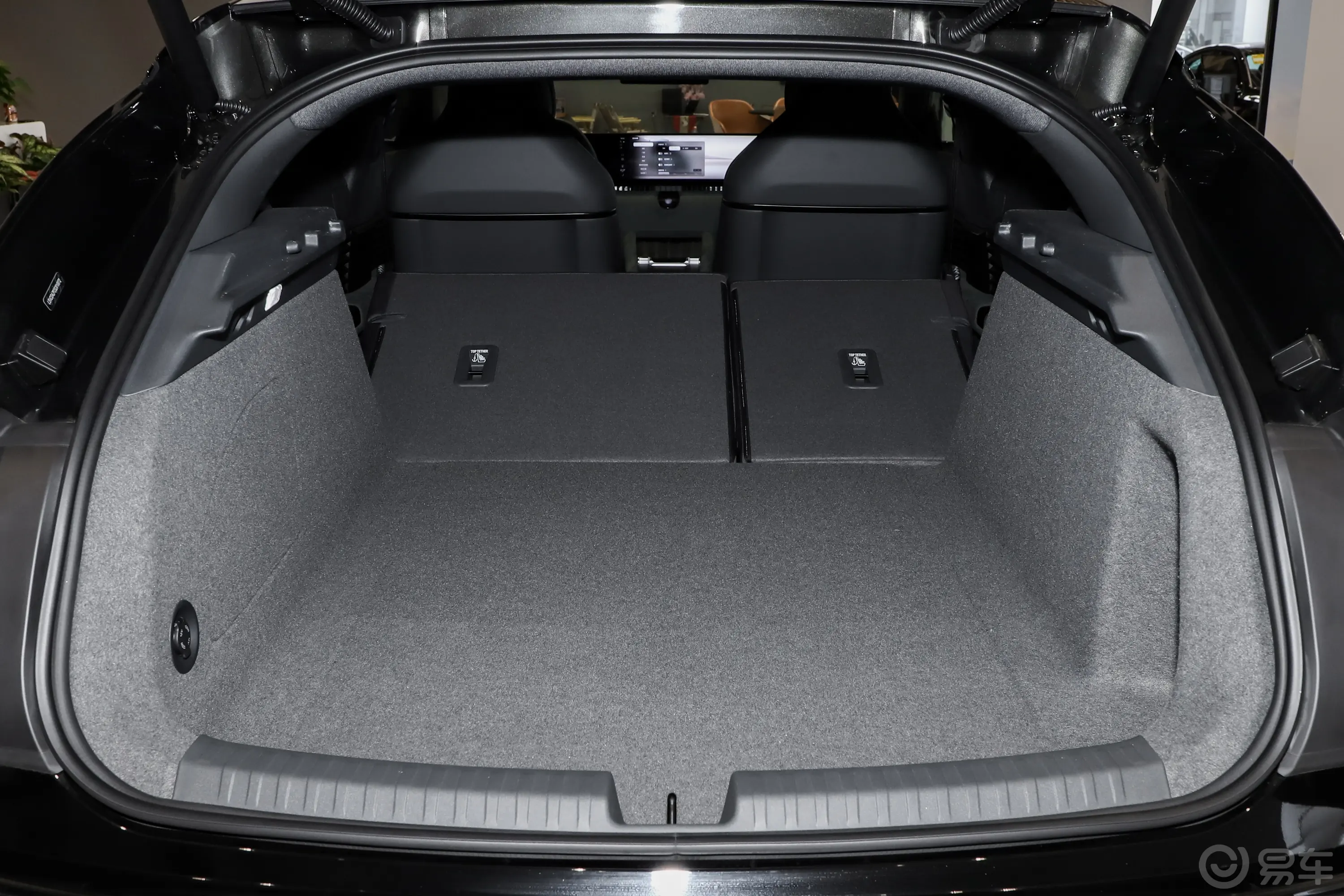 奥迪E5 Sportback两驱标准版两排全部放倒