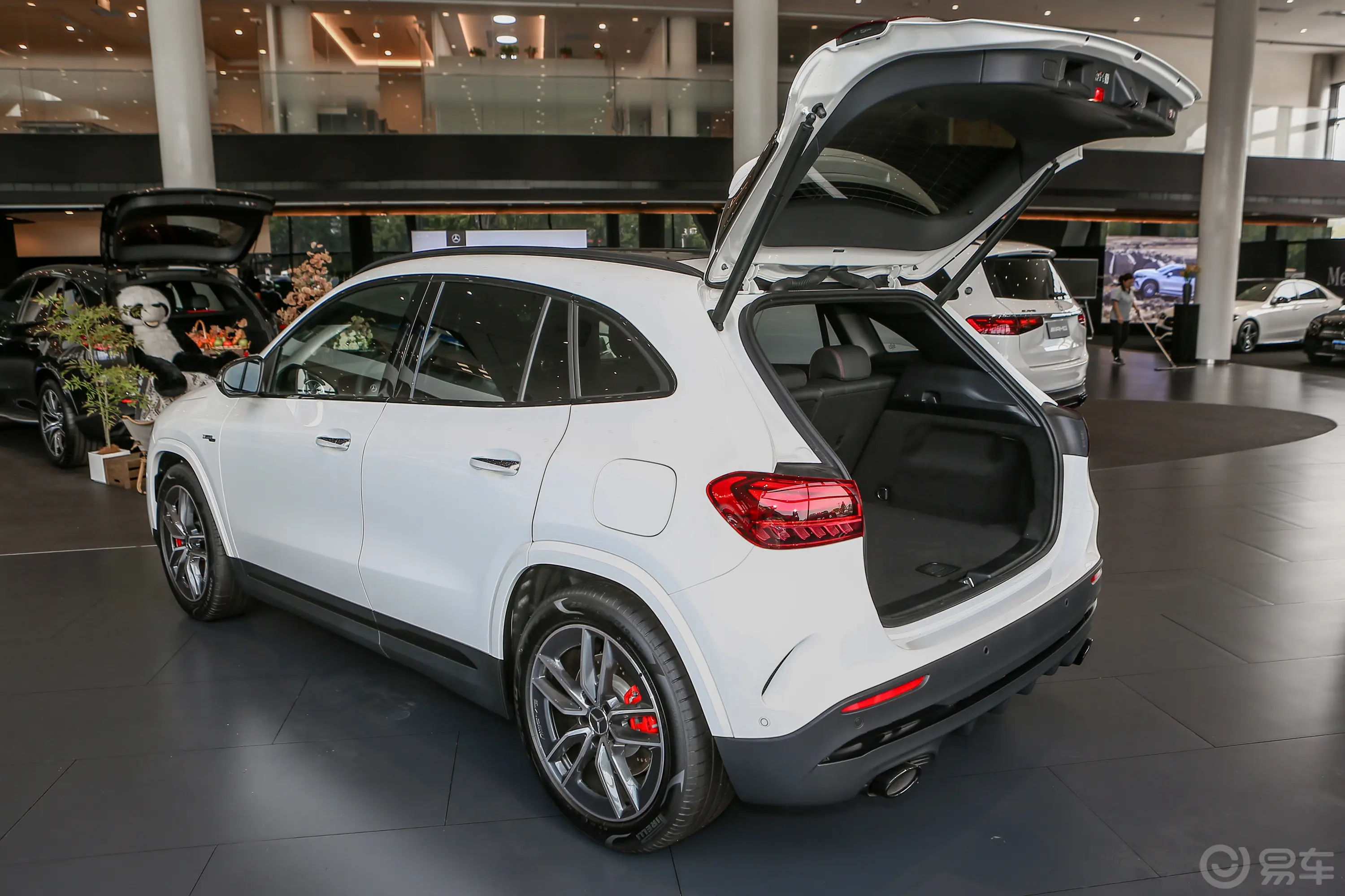 奔驰GLA AMGAMG GLA 35 4MATIC后备厢开启45度侧拍