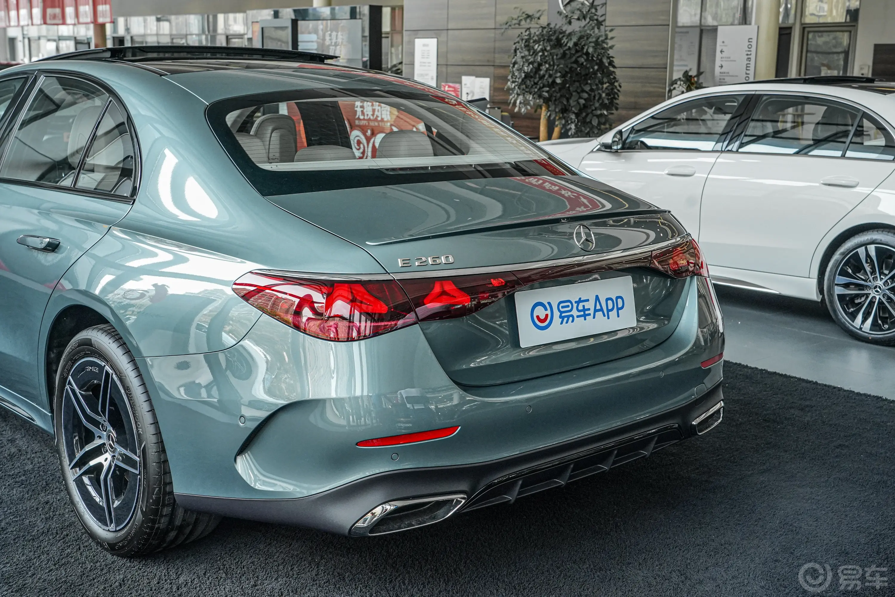 奔驰E级(进口)改款 E 260 运动版车尾特写