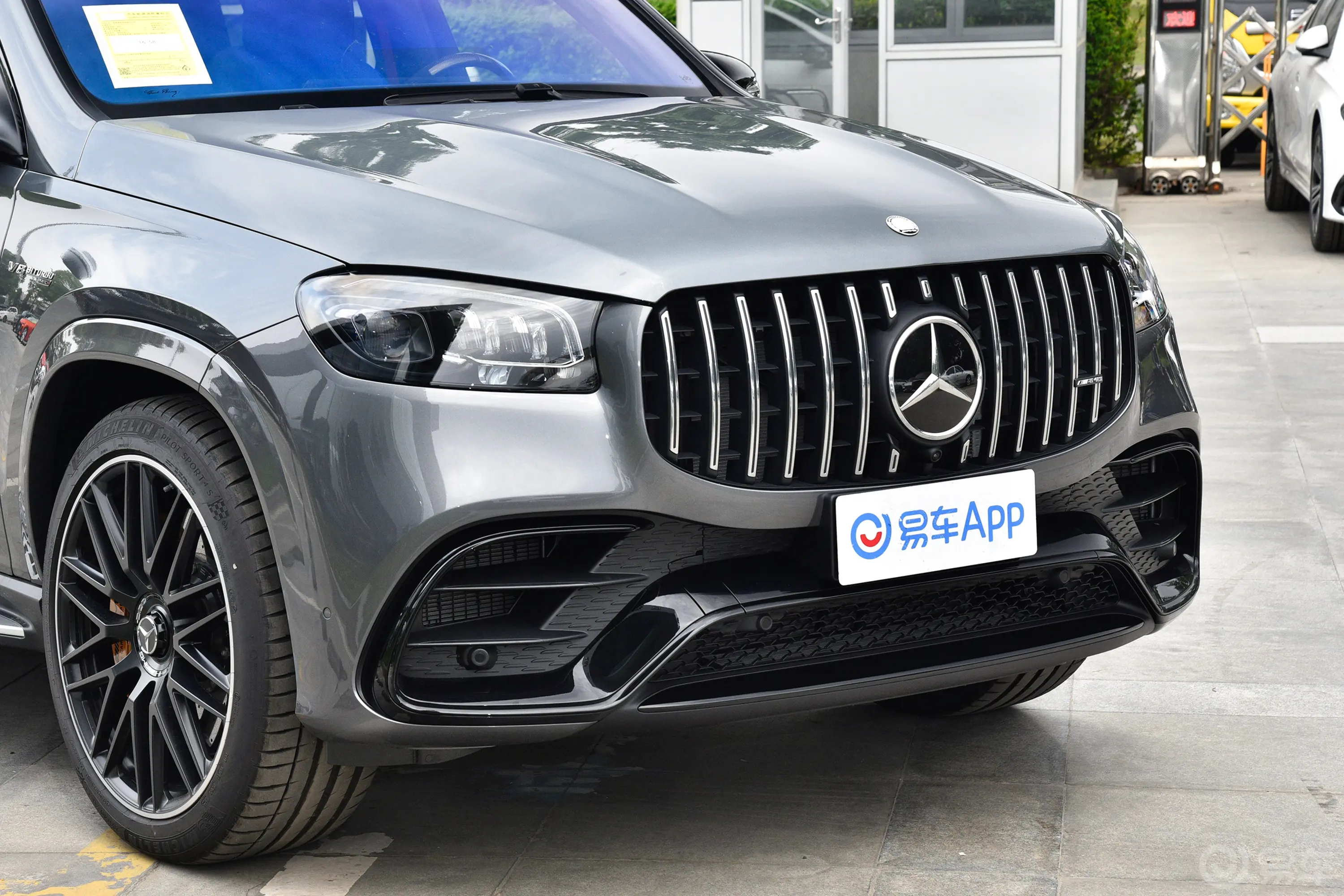 奔驰GLS AMGAMG GLS 63 4MATIC+前格栅侧俯拍