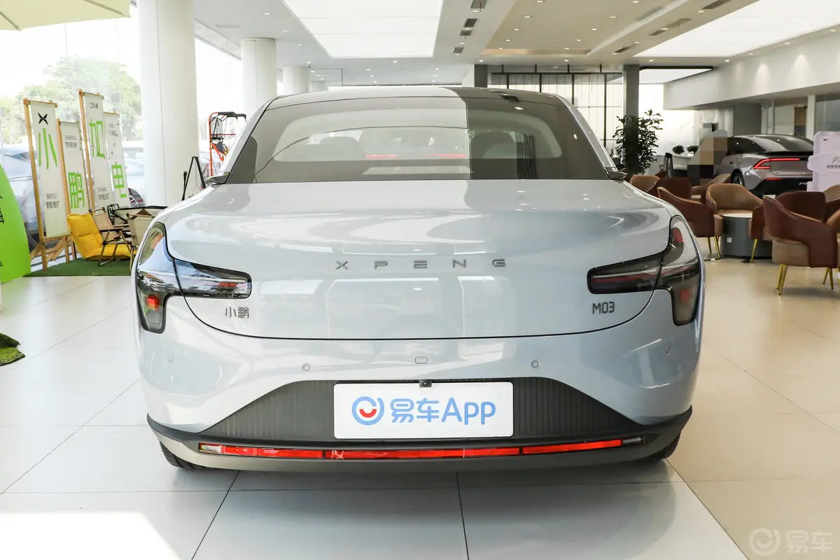 小鹏MONA M03502km 长续航Max版正后水平