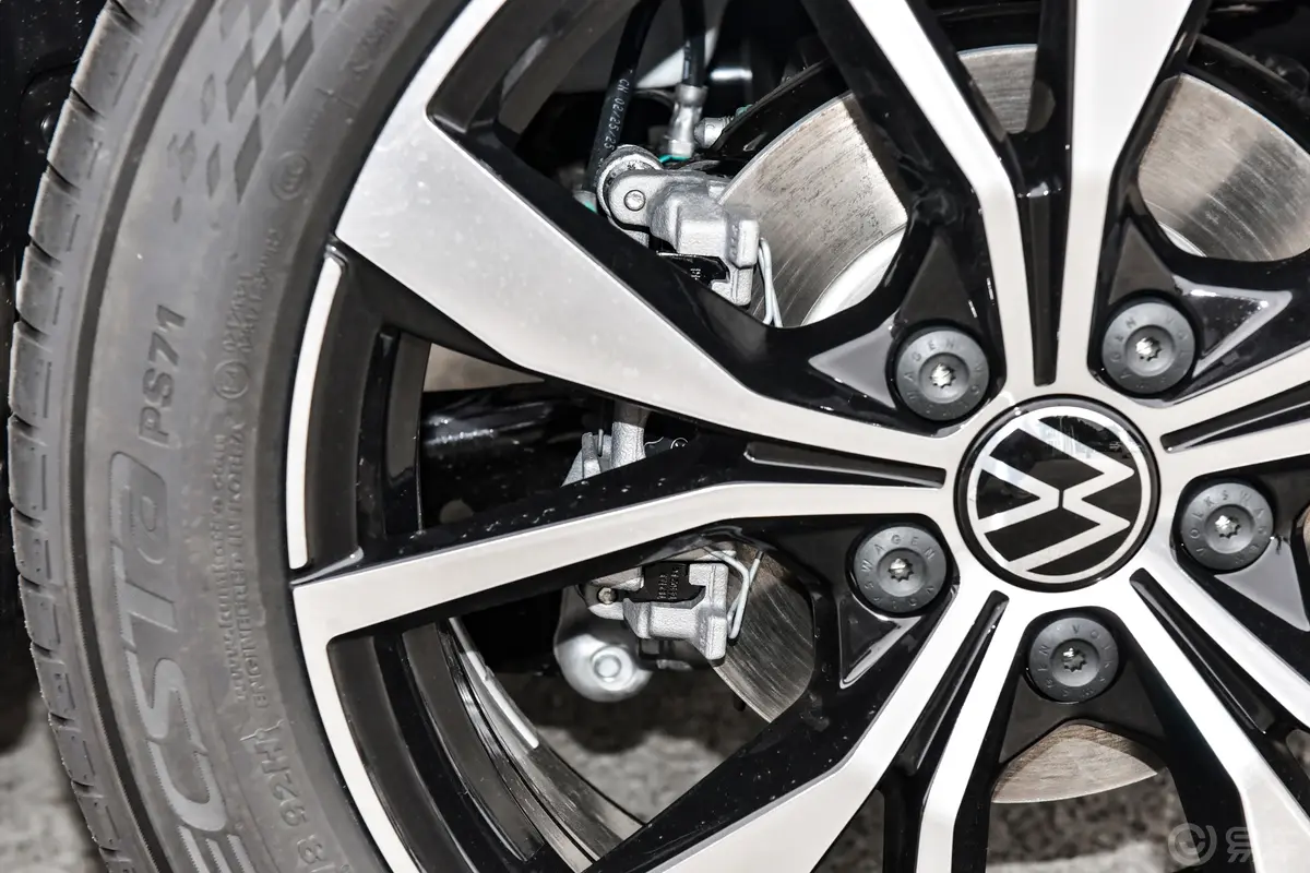 探歌改款 300TSI 星光版后刹车卡钳