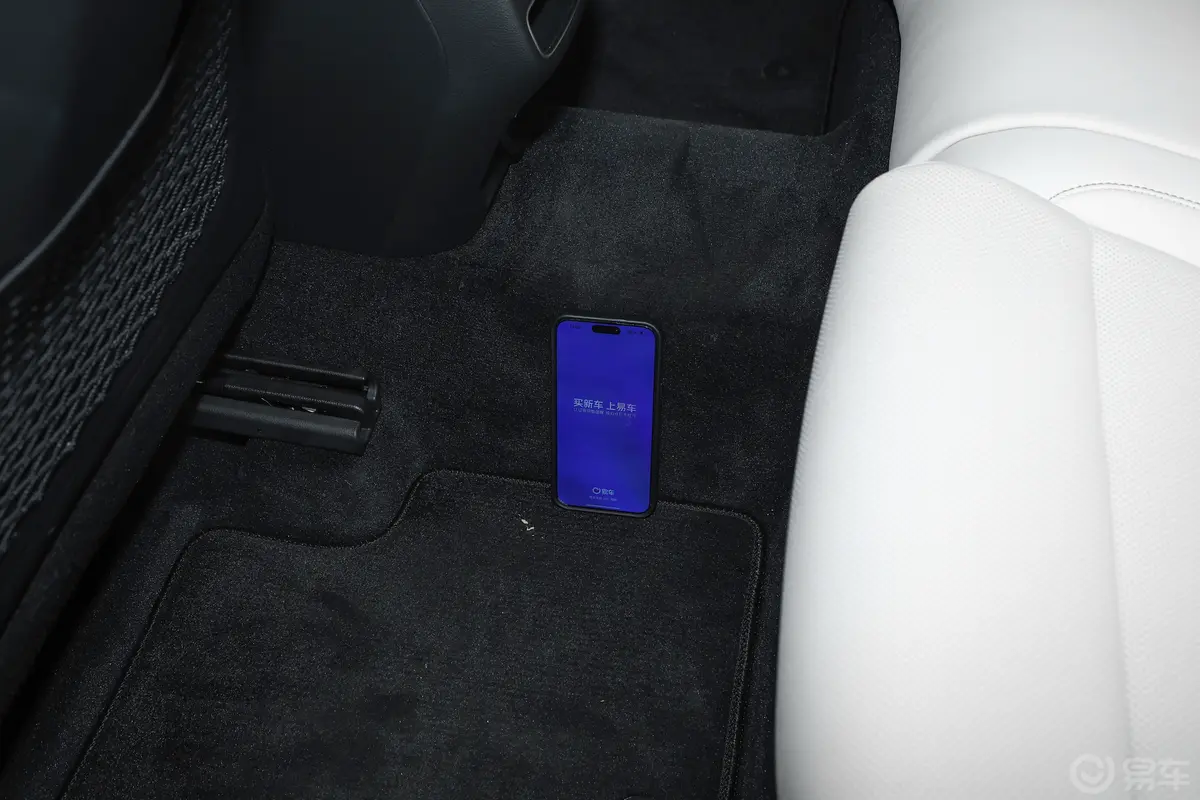 捷尼赛思GV702.5T 两驱豪华锋雅套件版后排地板中间位置