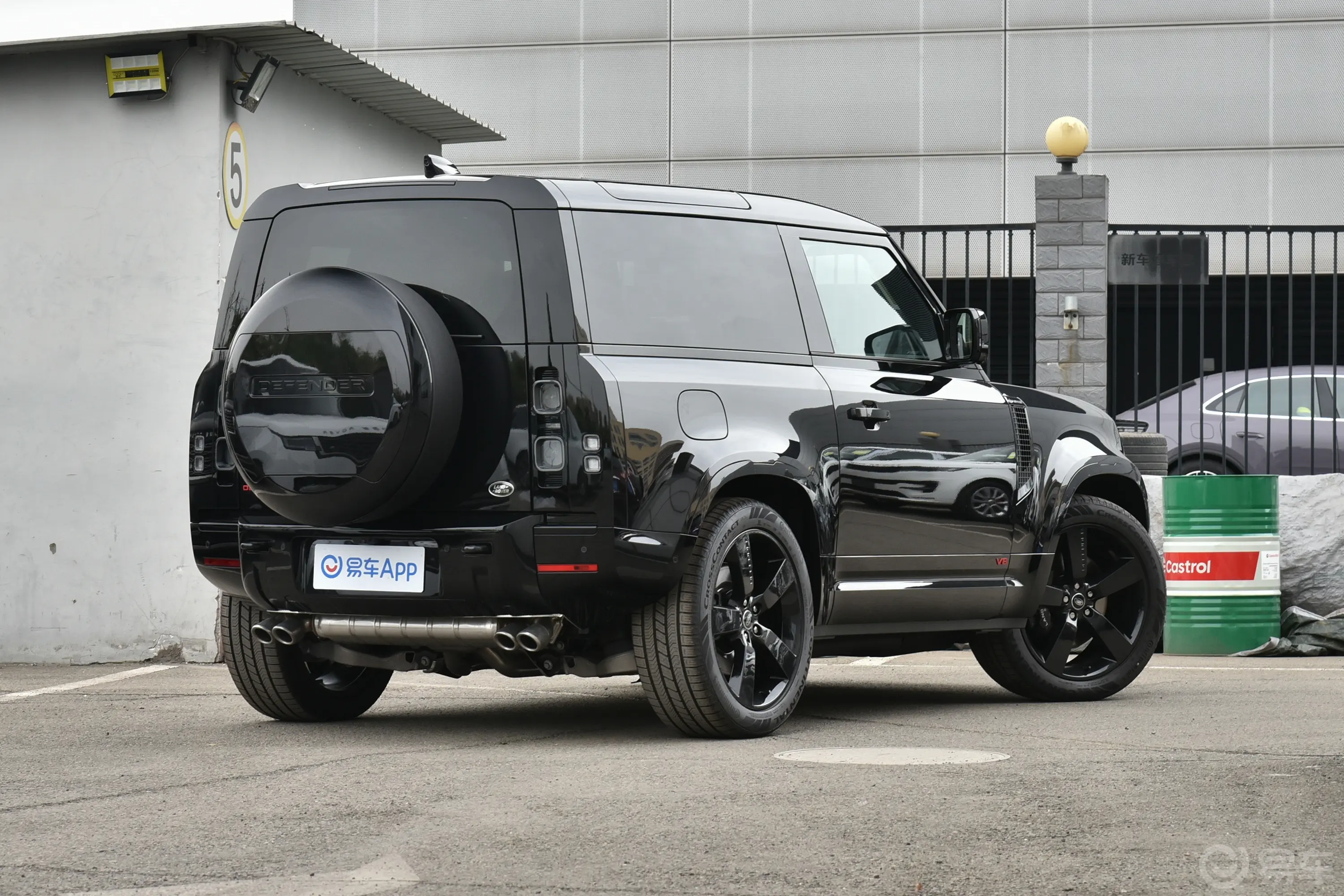 卫士90 5.0S 525PS V8侧后45度车头向右水平
