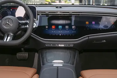 2025款 奔驰E级 改款 E 300 L 运动尊贵型内饰