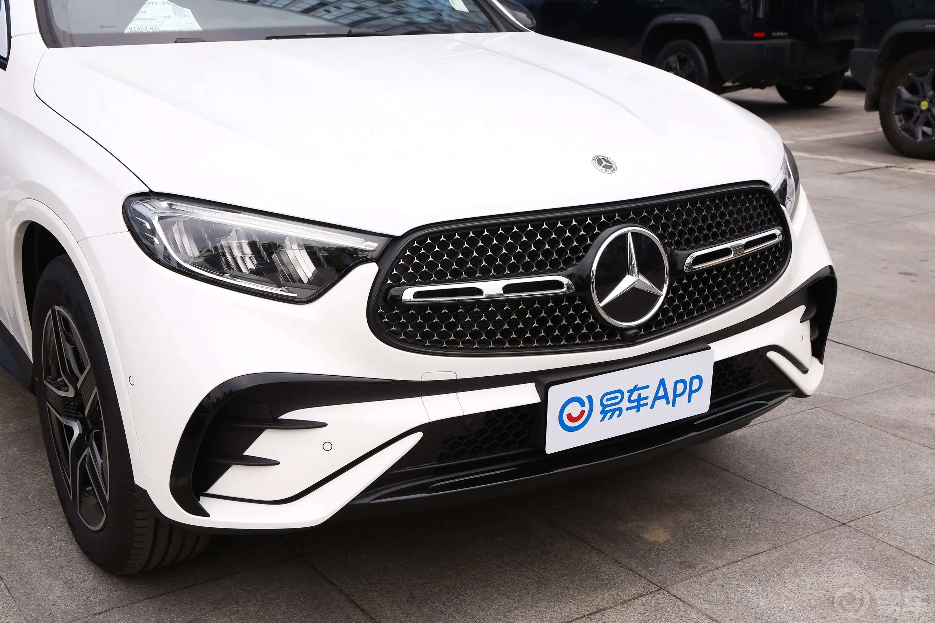 奔驰GLC轿跑改款 GLC 260 4MATIC 轿跑SUV前格栅侧俯拍