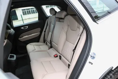 2026款 沃尔沃XC60 B5 四驱智远豪华版空间