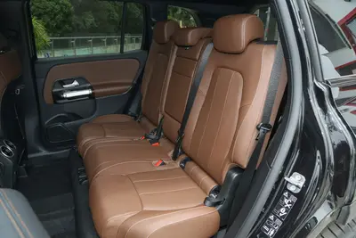 2025款 奔驰GLB 改款 GLB 220 4MATIC 7座空间
