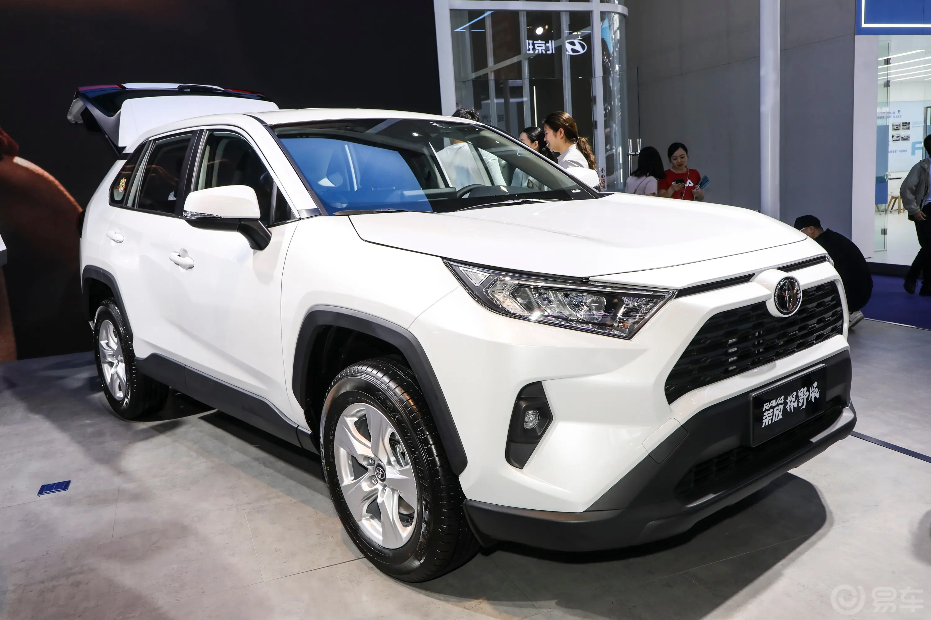 RAV4荣放2.0L 两驱探野版外观