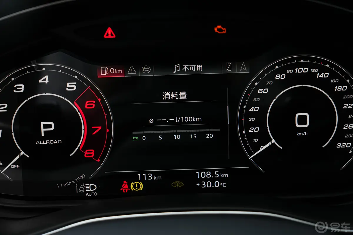 奥迪RS Q84.0T Performance主驾驶位