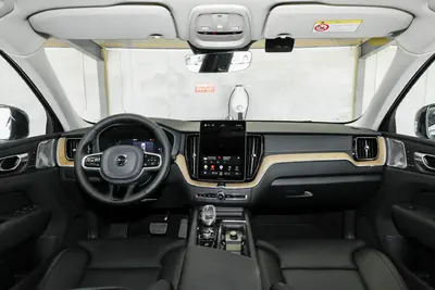2026款 沃尔沃XC60 B5 四驱智远运动版内饰
