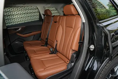 2025款 奥迪Q7 45 TFSI quattro S line黑武士型 7座空间