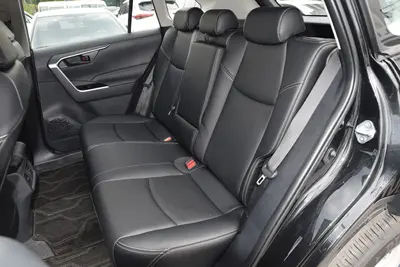 2025款 RAV4荣放 2.0L 两驱探野版空间