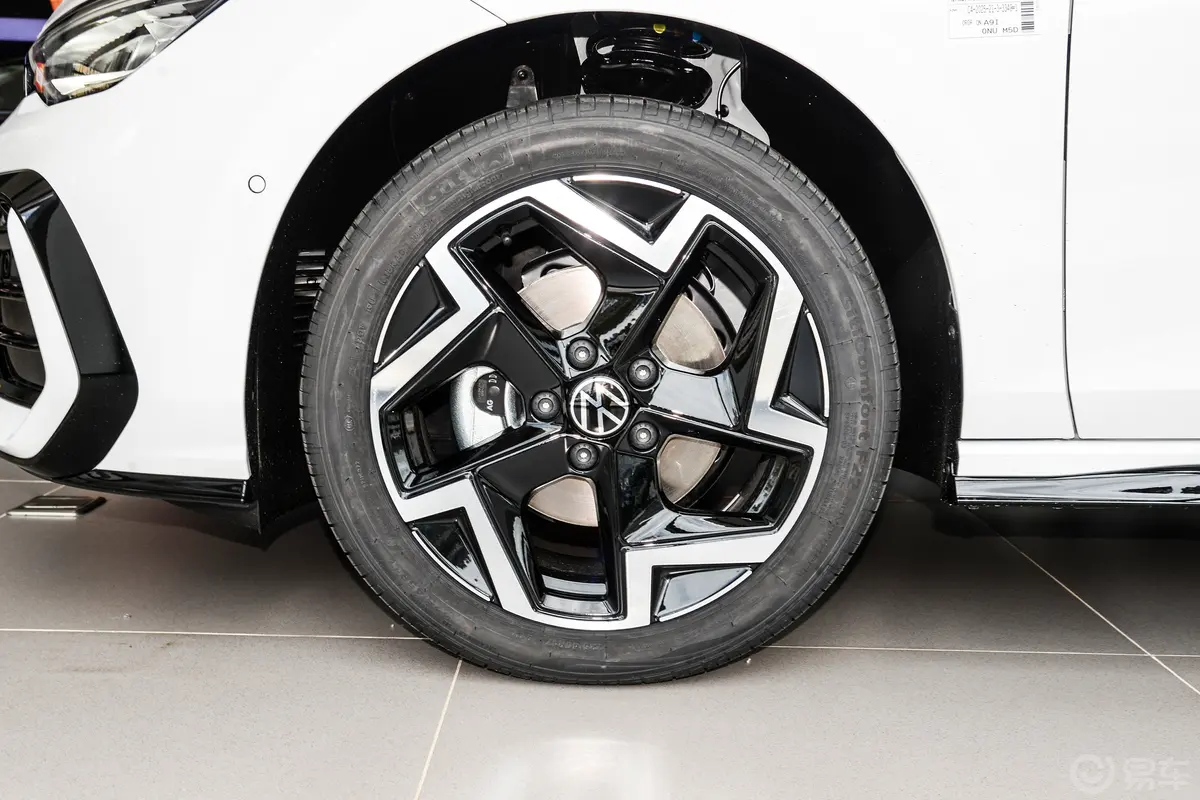 高尔夫改款二 300TSI R-Line前轮毂造型