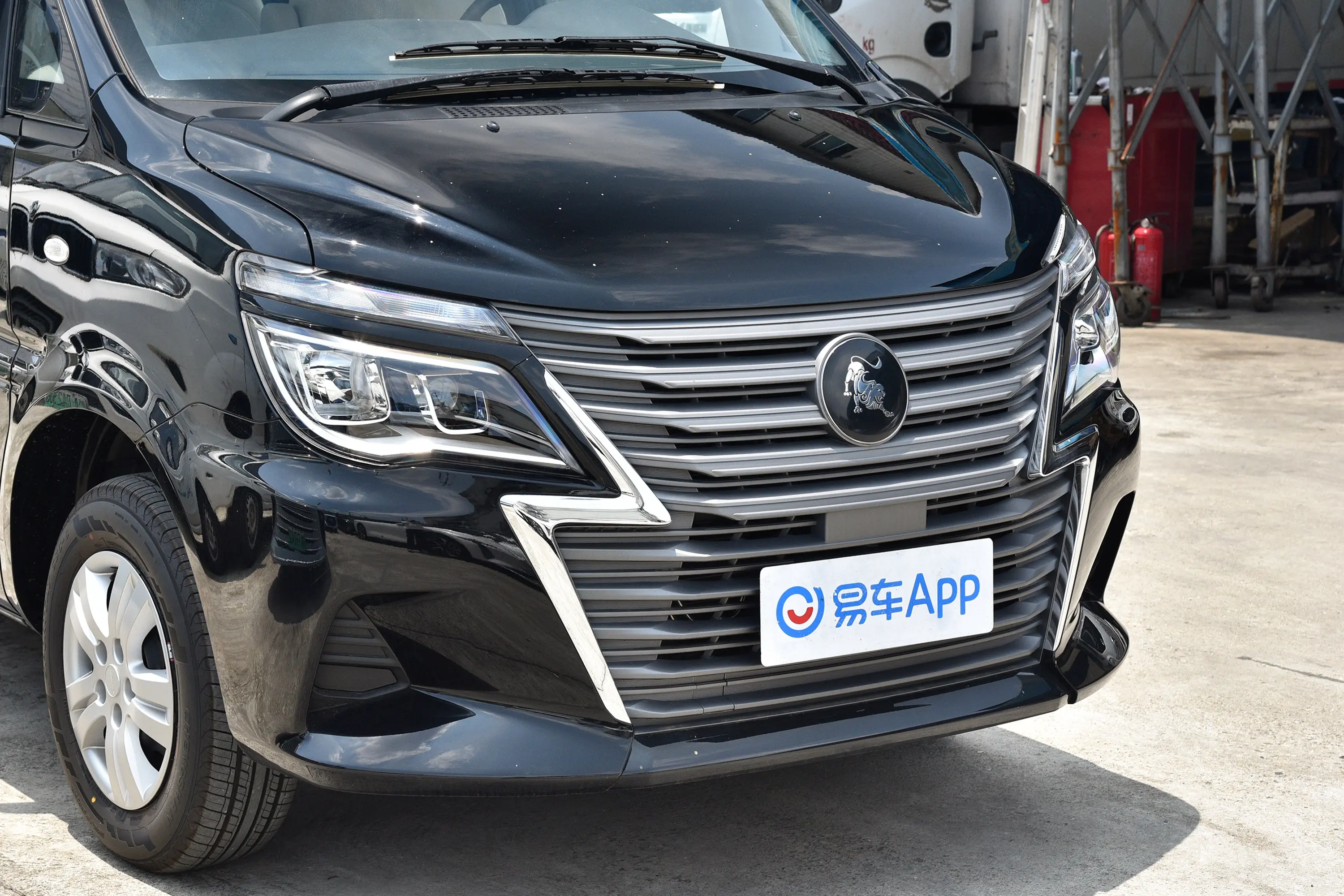 菱智M5 1.6L 实用型 5座前格栅侧俯拍