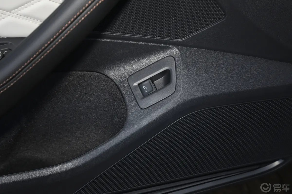迈腾改款四 众享版 330TSI 豪华型后排功能