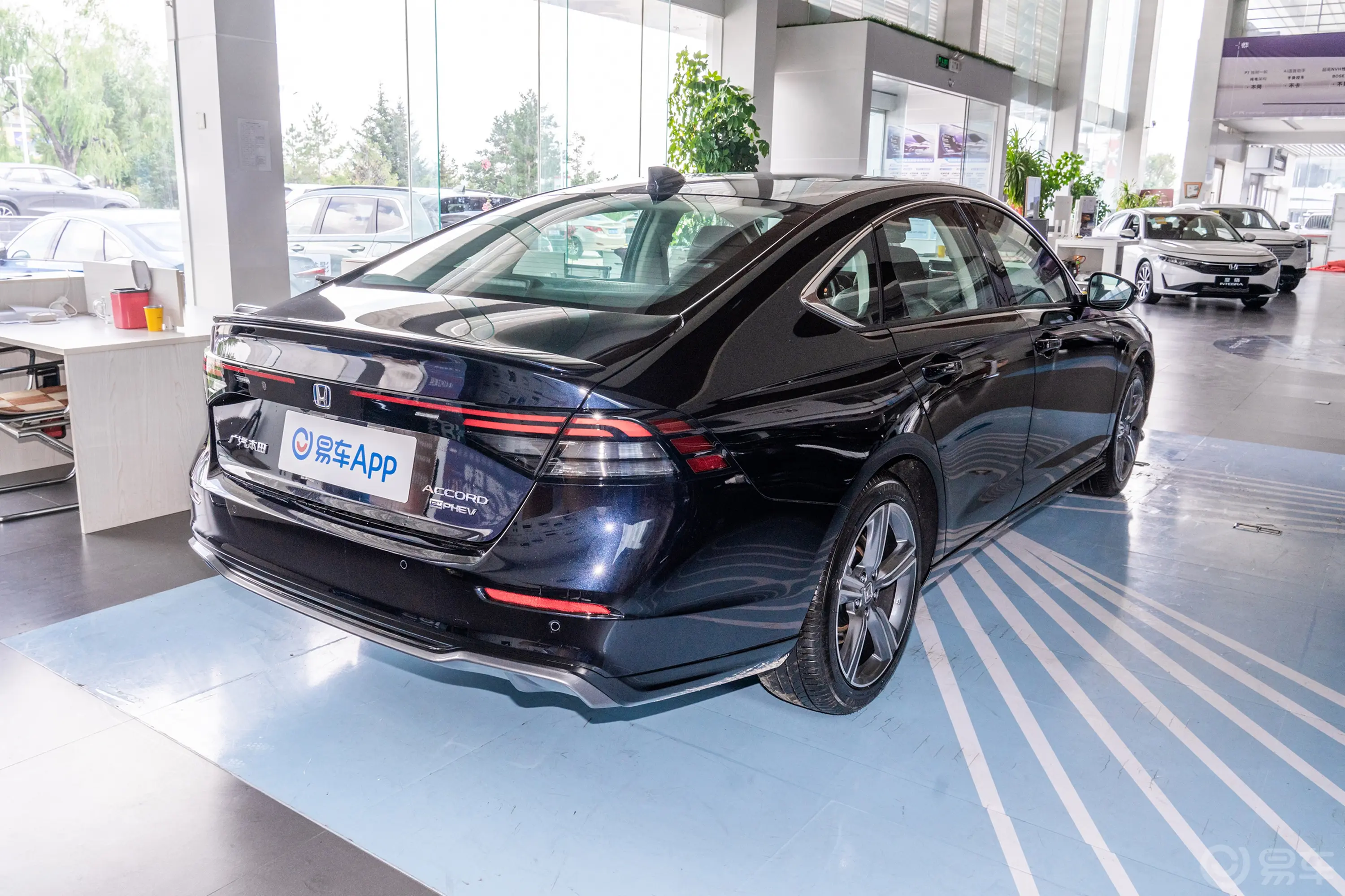 【雅阁 e:PHEV2.0L 82km 尊贵版侧后45度车头向右水平图片-汽车图片大全】-易车