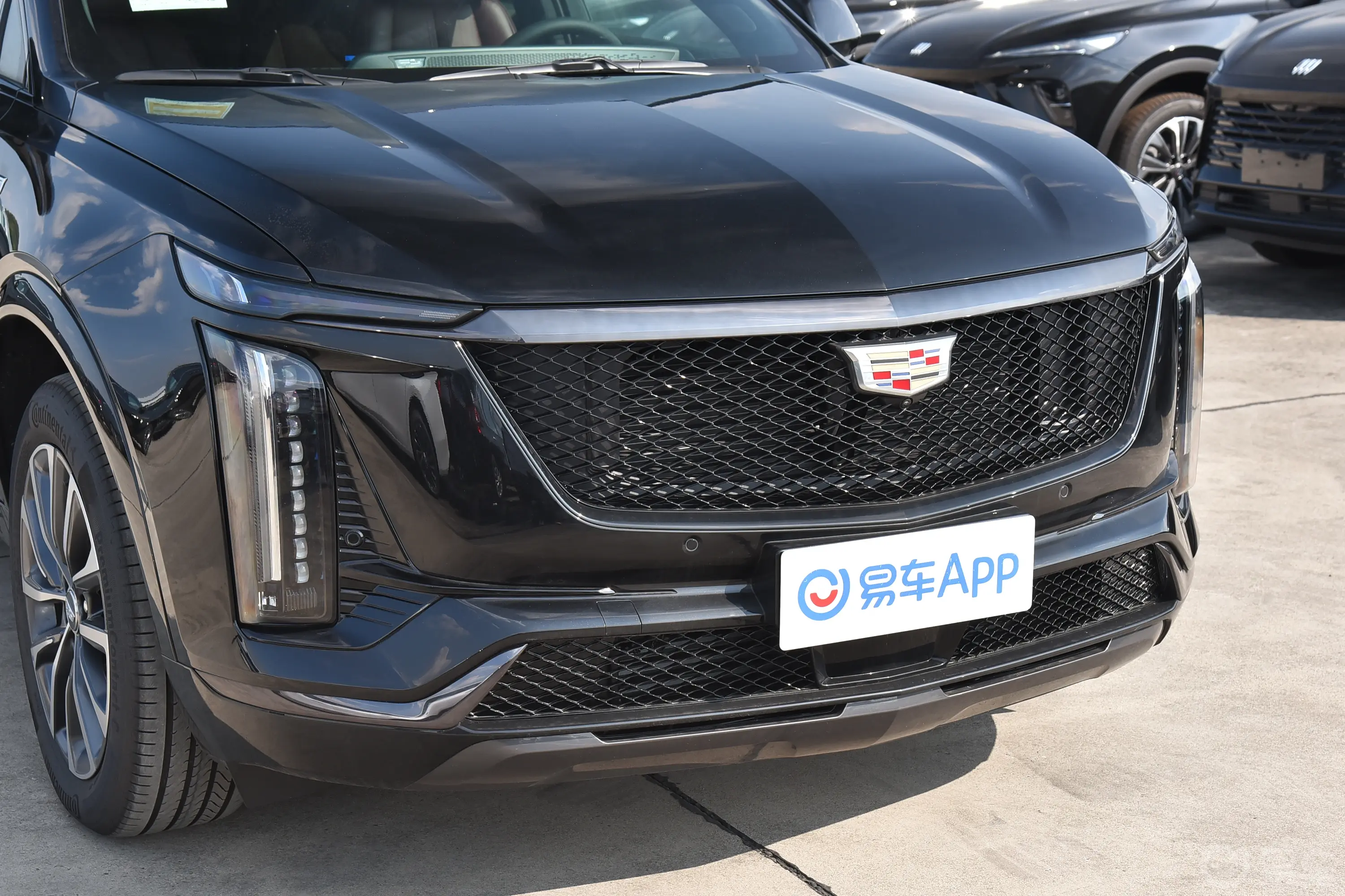 凯迪拉克XT52.0T 尊贵型前格栅侧俯拍