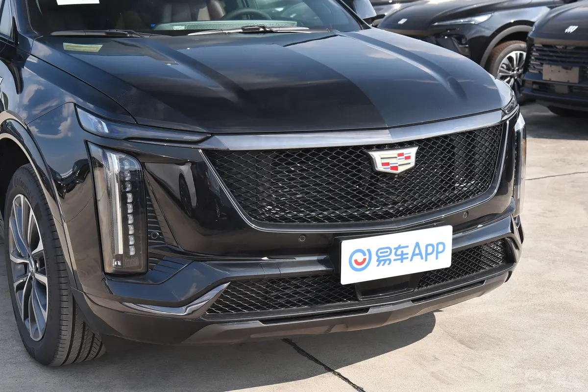 凯迪拉克XT52.0T 尊贵型前格栅侧俯拍