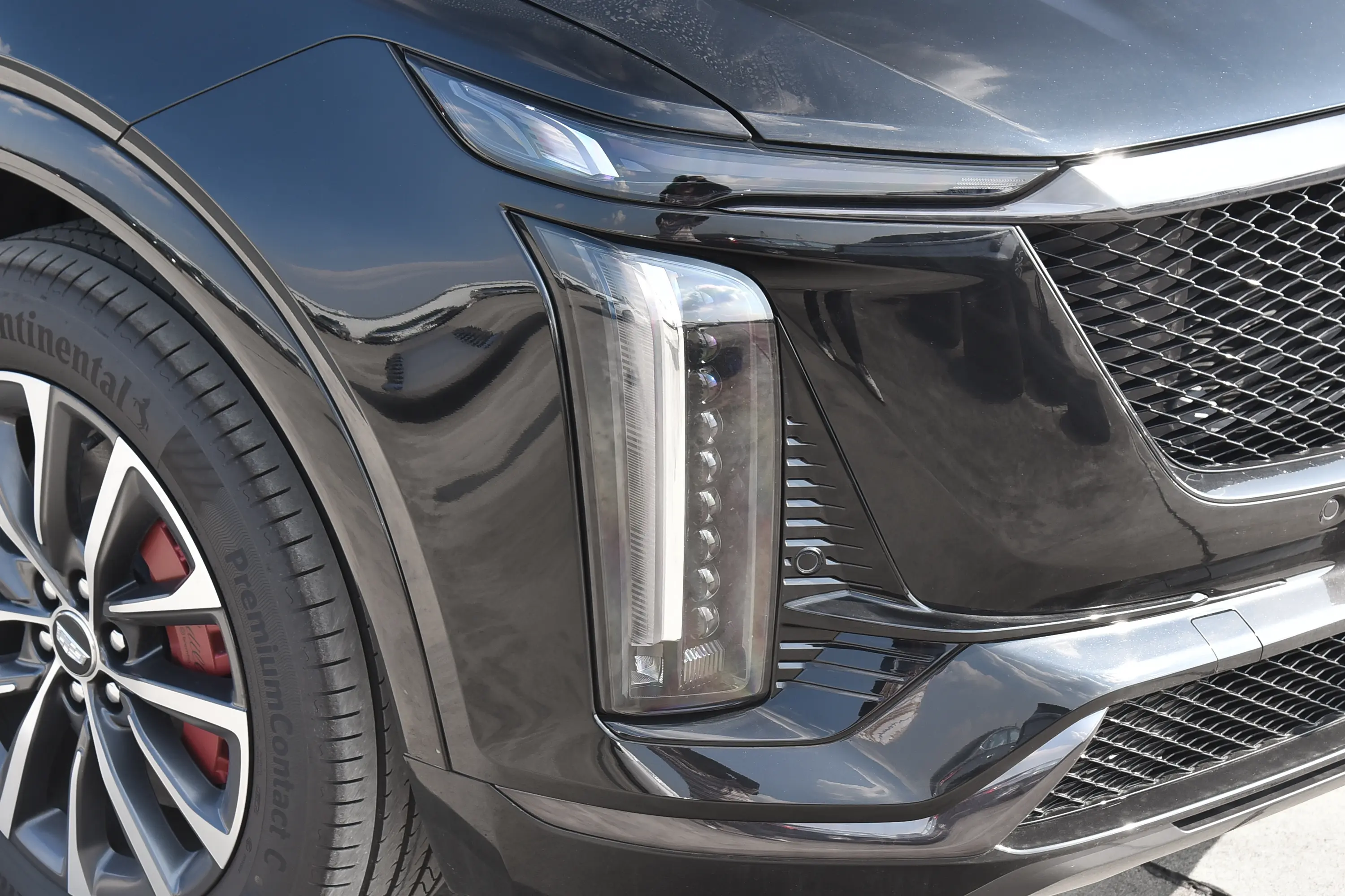 凯迪拉克XT52.0T 尊贵型大灯侧45度俯拍