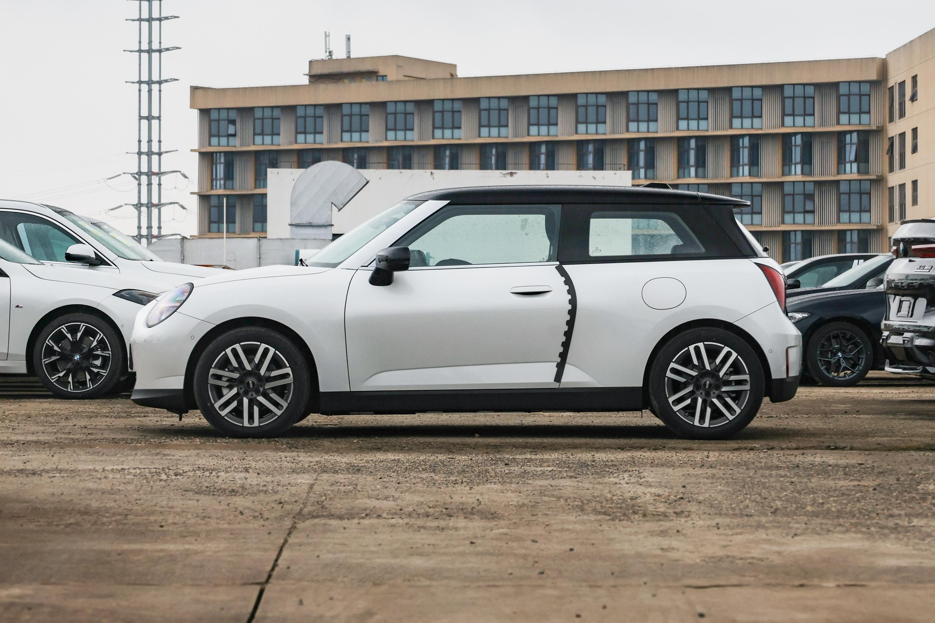 【电动MINI COOPER466km COOPER E 经典派正侧车头向右水平图片-汽车图片大全】-易车