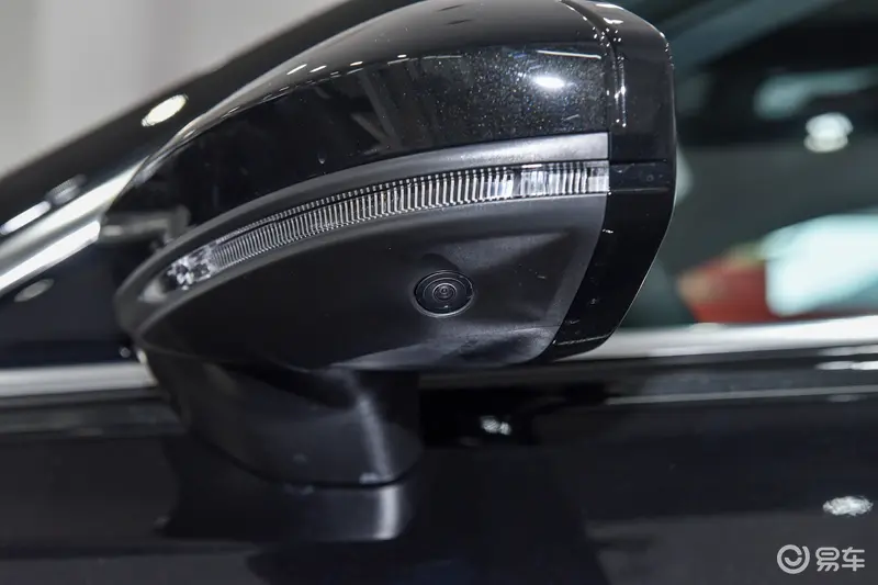 内饰方面，新款a6l依然采用贯穿式的出风口设计，整体的科技感和时尚感都