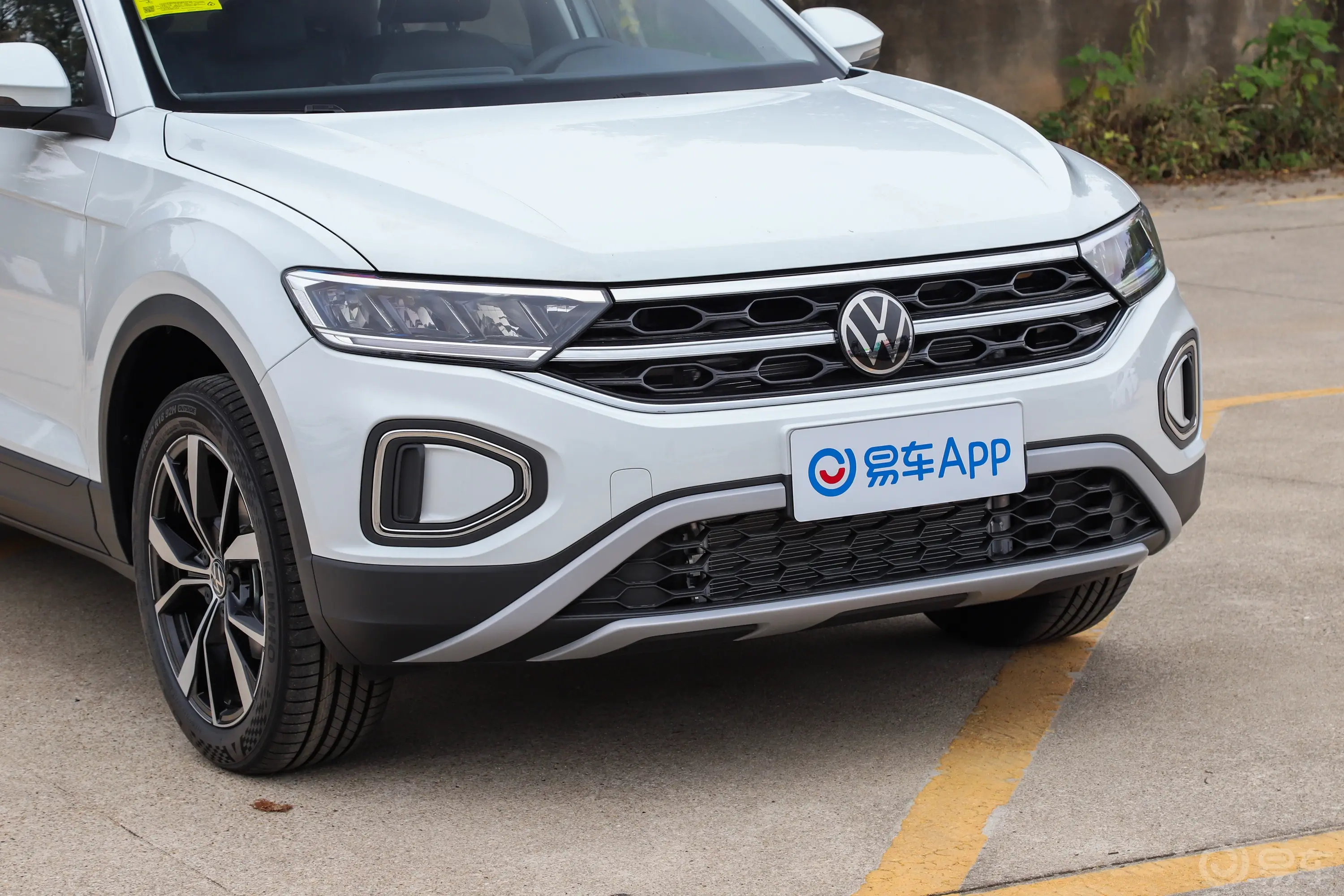 探歌280TSI 时光版前格栅侧俯拍