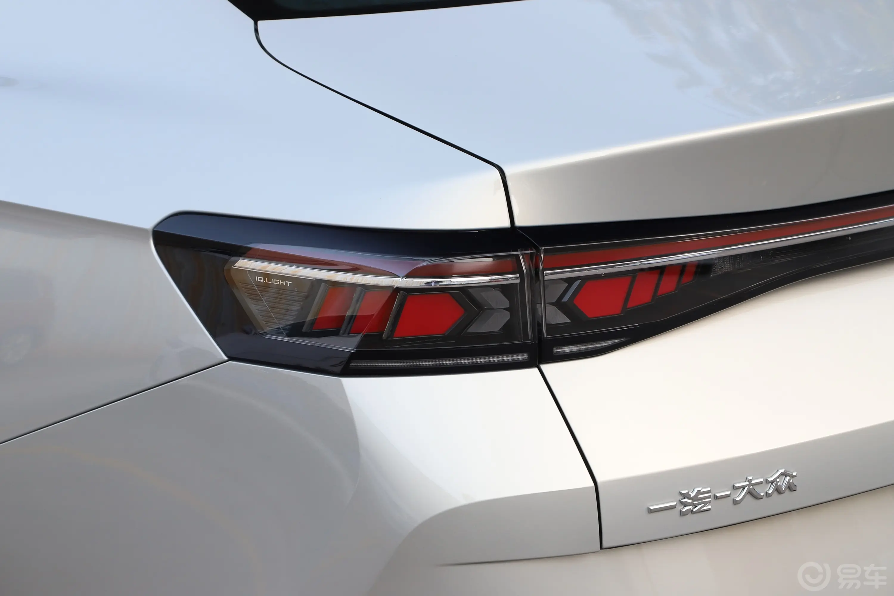 迈腾300TSI 尊享版显眼包尾灯侧45度俯拍