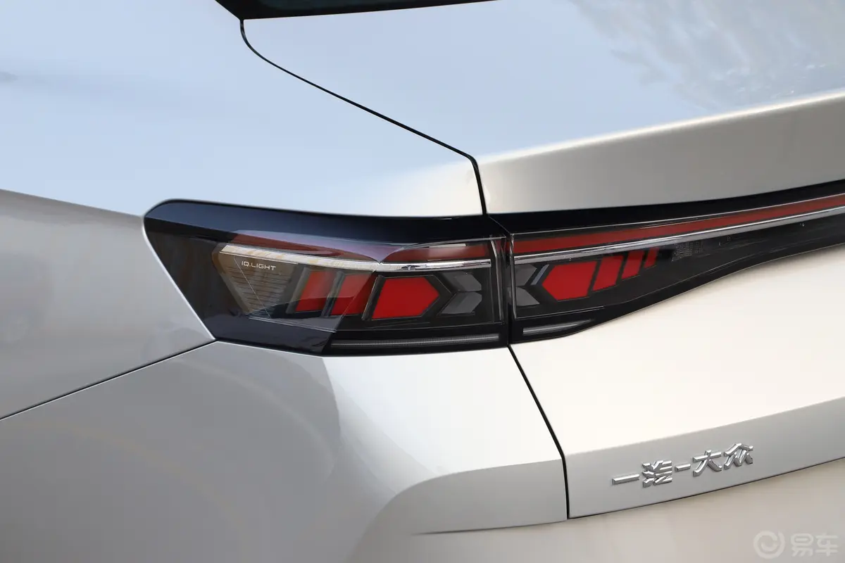 迈腾300TSI 尊享版显眼包尾灯侧45度俯拍