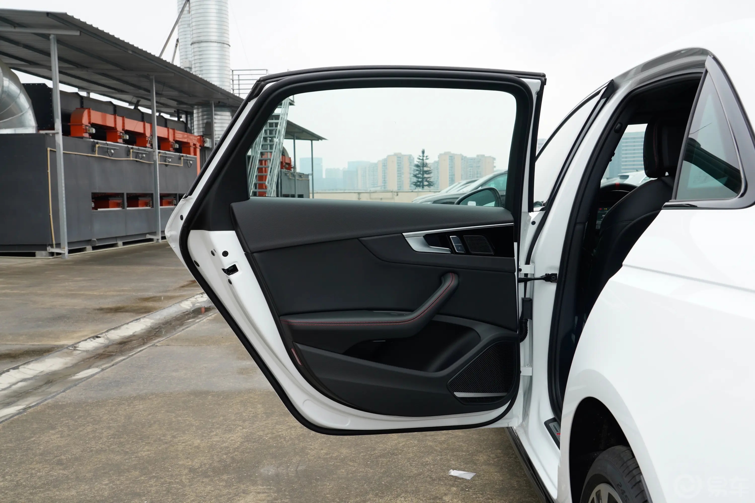 【奥迪A4L200万辆悦享版 40 TFSI 豪华动感型 B&O星夜版驾驶员侧后车门图片-汽车图片大全】-易车