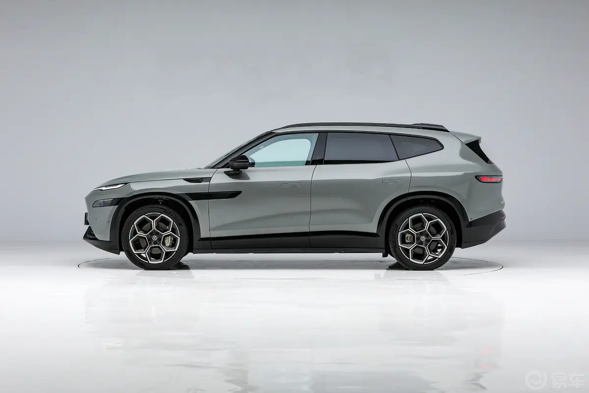 与众08后驱Ultra正侧车头向左水平