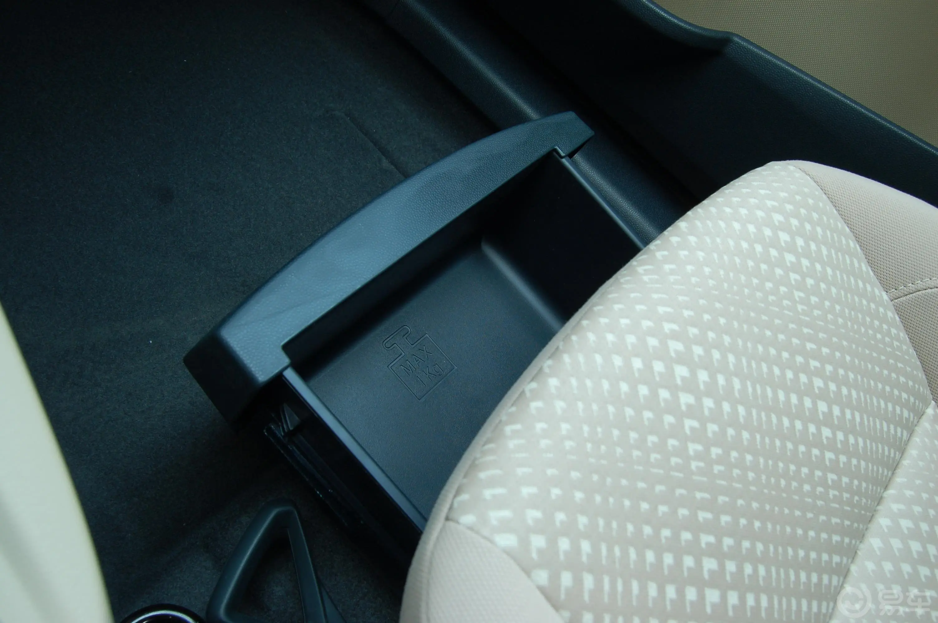 嘉年华两厢 1.5L自动时尚型副驾驶座椅下储物箱