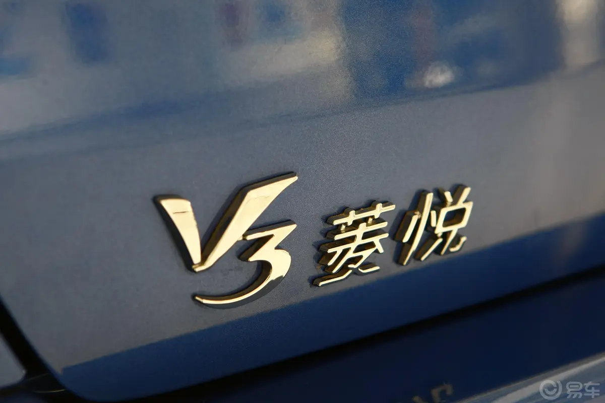 V3菱悦EXI MT旗舰天窗版尾标