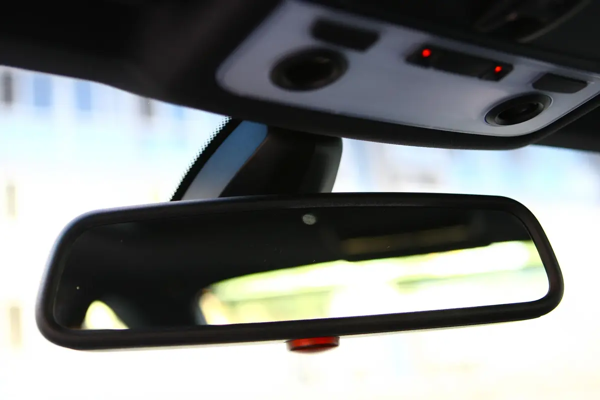 宝马M3双门轿跑车内后视镜