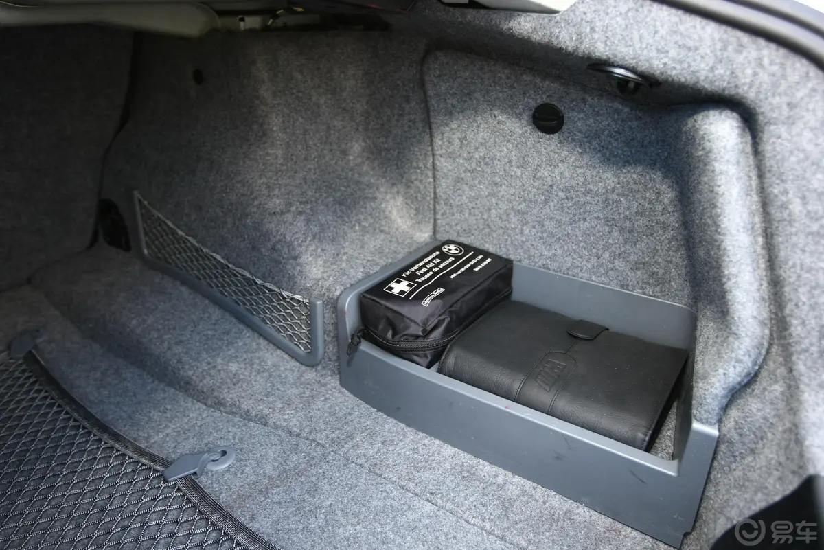 宝马M3双门轿跑车行李箱储物格2