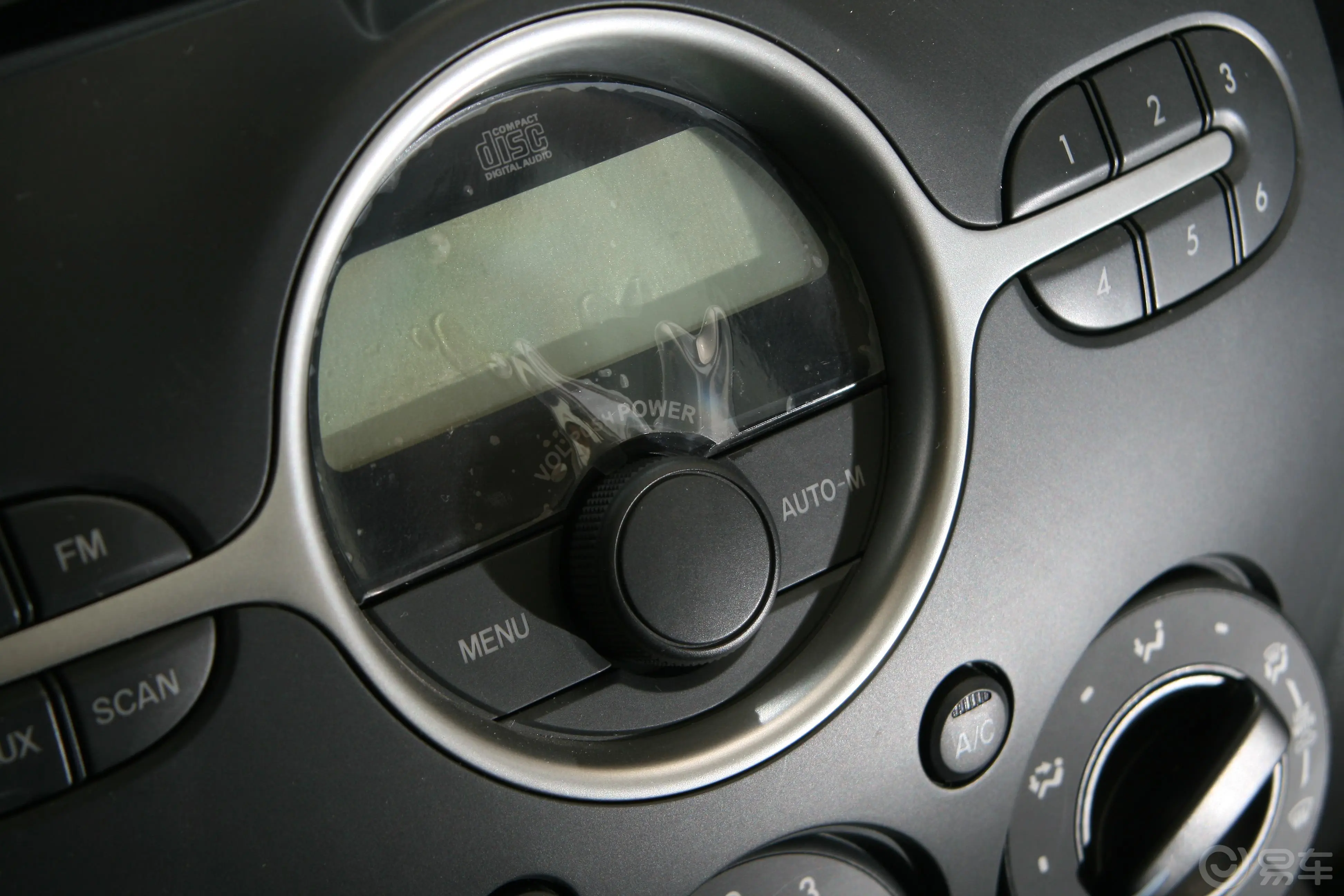 马自达2两厢 标准版 1.3MT音响显示屏