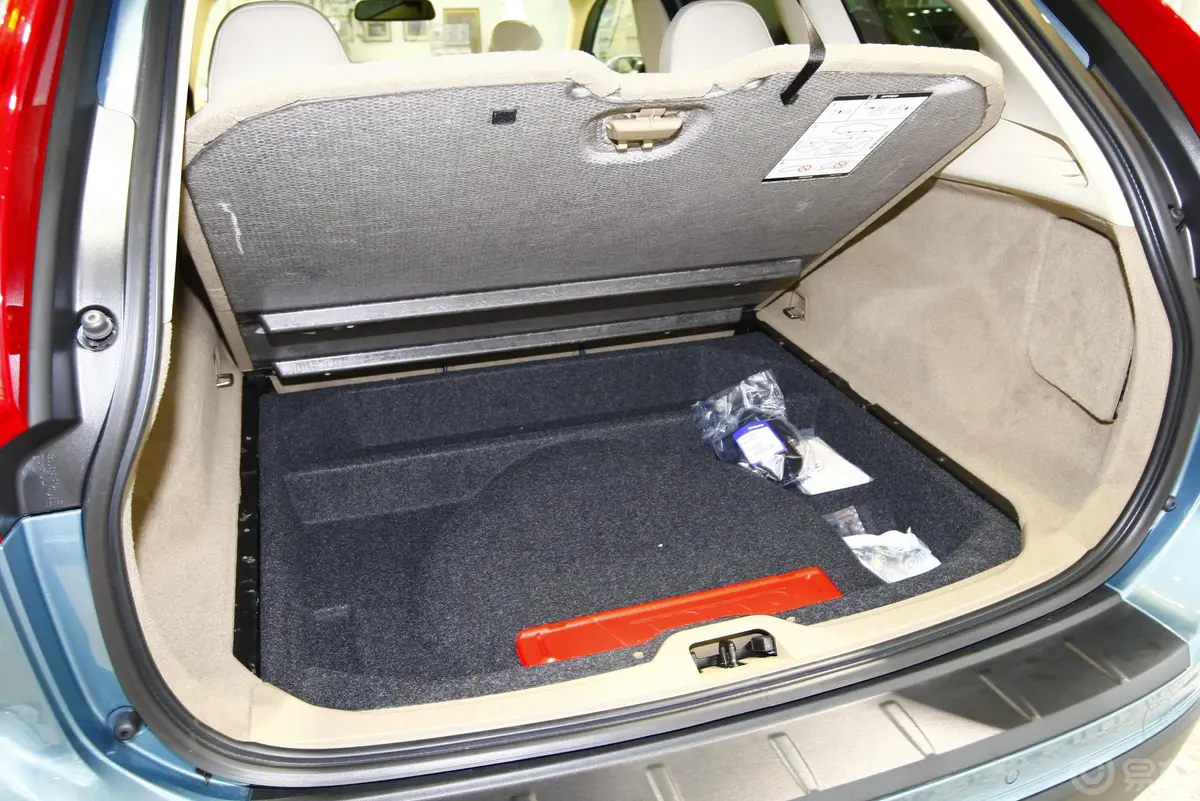 沃尔沃XC60(进口)T6 AWD 智雅版行李箱储物格