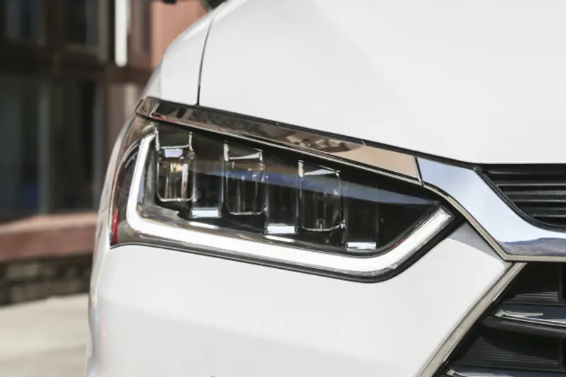 采用了矩阵式的大灯，远近光灯均标配了led光源，配置较为一般。另外它还