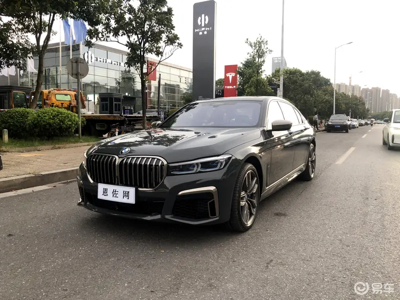 200万提了台宝马7系顶配，M760Li，目前国内BBA里唯一的12缸新车