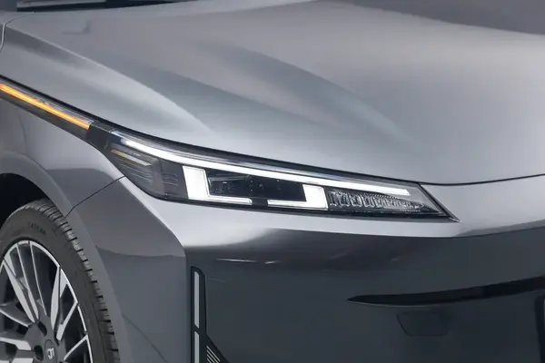 长安启源A051.5L 145km Max大灯侧45度俯拍