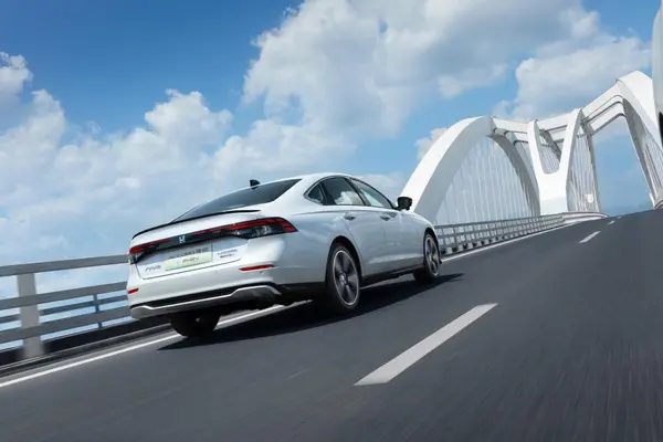 公路上的汽车

描述已自动生成