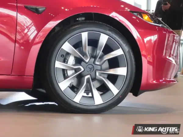 实车直击｜特斯拉 Model 3 焕新版新增气氛灯 后座屏幕 双前座通风等配备 169.99万元起(图4)