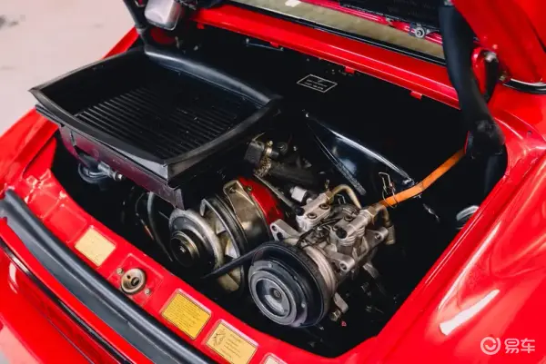 这台老保时捷 911 Turbo拥有稀有的弹跳车灯(图11)