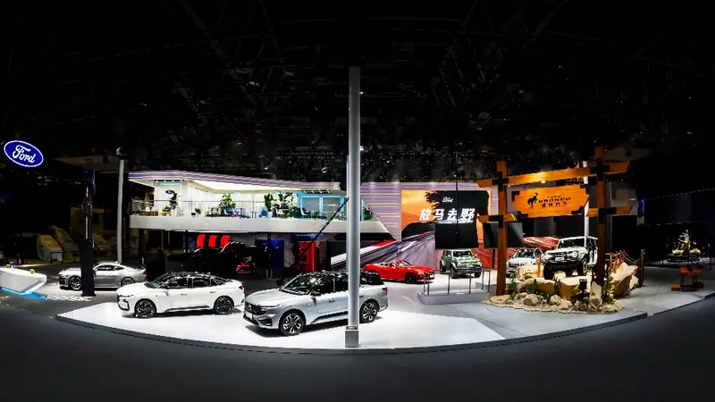 A car showroom with cars on display

Description automatically generated